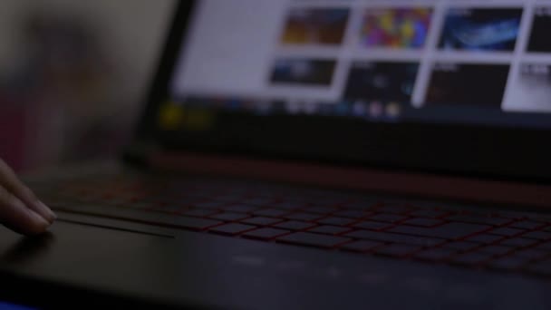 与使用笔记本电脑跟踪板滚动网站的女性亲密接触 计算机键盘 — 图库视频影像