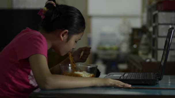 Adorable Chica Asiática Joven Vestido Casual Comiendo Fideos Fritos Durante — Vídeos de Stock