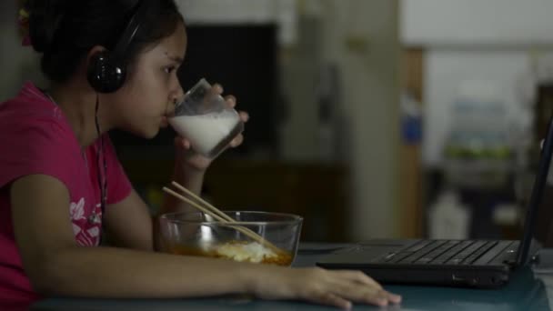 Entzückende Junge Asiatische Mädchen Lässiger Kleidung Tragen Kopfhörer Und Essen — Stockvideo