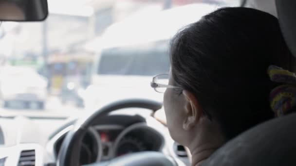 Vista Posteriore Una Donna Asiatica Che Indossa Occhiali Alla Guida — Video Stock