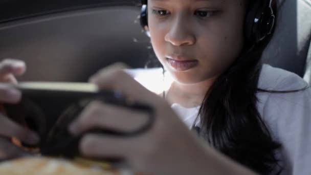 Cute Azjatki Młoda Dziewczyna Nosi Słuchawki Pomocą Telefonów Komórkowych Podczas — Wideo stockowe