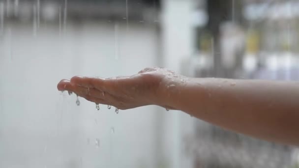 Stäng Regndroppen Kvinnans Hand Flickan Leker Med Regnet Framför Huset — Stockvideo