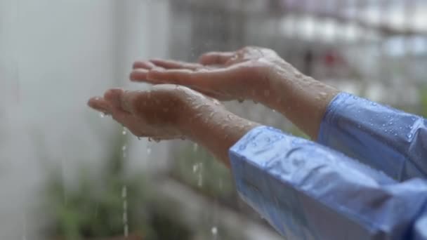 Manos Una Niña Impermeable Azul Lavándose Jugando Entre Lluvia Frente — Vídeos de Stock