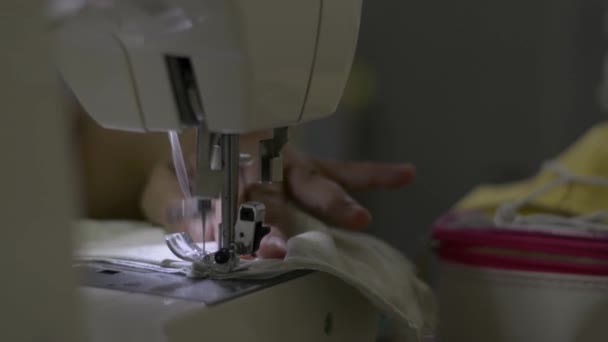 Närbild Kvinnans Händer Skyddande Ansiktsmask Med Symaskin Hemma Covid Pandemisk — Stockvideo