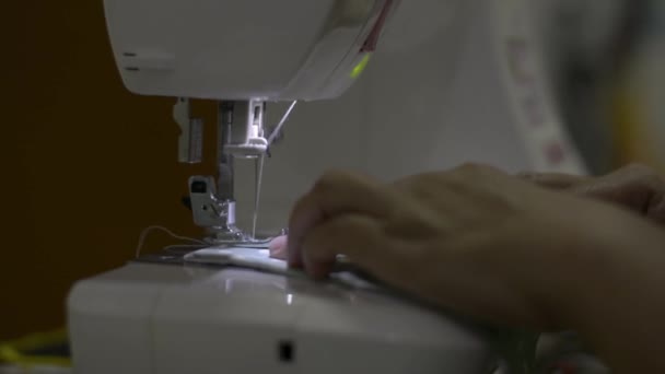 Ama Casa Cosiendo Mascarilla Protectora Con Máquina Coser Casa Durante — Vídeo de stock