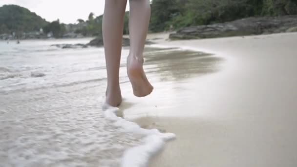 Feche Pernas Menina Andando Descalça Praia Com Água Mar Espirrando — Vídeo de Stock