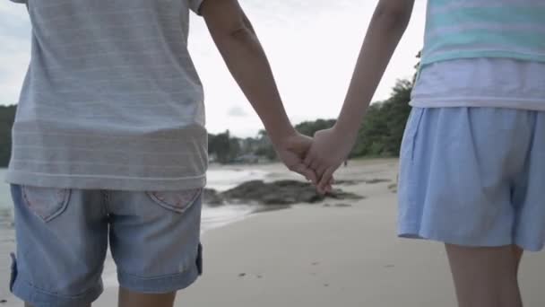 Madre Sua Figlia Tengono Mano Camminano Tranquillamente Sulla Spiaggia Sera — Video Stock