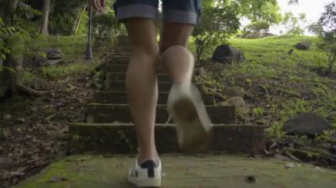 Eski beton merdivenlerde yürüyen ve sabah tepeye nişan alan sıradan bir Asyalı kadın. Doğal olarak çarpıcı bir park. Atış kaldırılıyor.