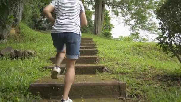 Mujer Asiática Vestido Casual Corriendo Por Vieja Escalera Hormigón Apuntando — Vídeo de stock