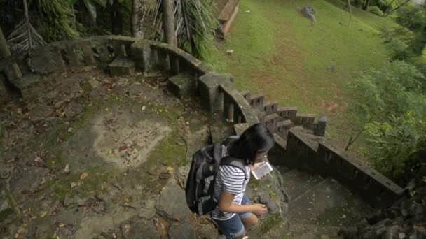 Азійська Жінка Туристка Рюкзаком Тримає Мобільний Телефон Йде Старовинної Вежі — стокове відео