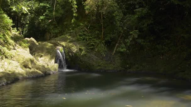 Petite cascade qui coule à travers les montagnes. Belle eau douce qui coule dans l'étang naturel sous le soleil dans la jungle. Namtok Raman Forest Park. Province de Phang Nga. Thaïlande. Tournage panoramique.