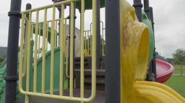 Halk parkındaki bahçedeki renkli çocuk parkı. Geri çekiliyorum. Boş oyun alanlarını kapatın. Covid 19 salgını sırasında çocuklar evde kaldı..