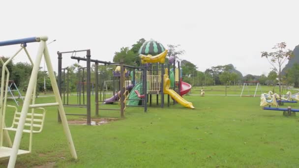 Colorido Parque Infantil Patio Parque Público Swing Mueve Sin Gente — Vídeo de stock