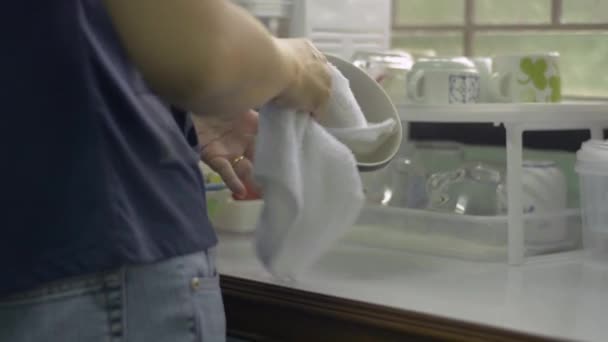 Azjatka Wycierająca Czyszcząca Naczynia Kuchenne Ręcznikiem Domu Codzienne Prace Domowe — Wideo stockowe