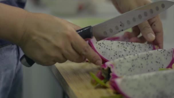 ナイフで熟したドラゴンフルーツを準備し キッチンルームのプレートに入れ女性 健康的な食事 選択的焦点 — ストック動画