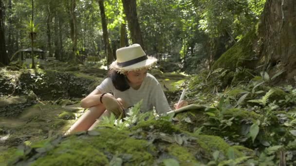 Азійська Дівчинка Солом Яному Капелюсі Сидить Звертає Увагу Природу Тропічних — стокове відео