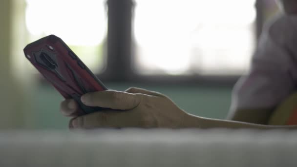 Närbild Kvinnans Händer Sms Ande Meddelande Mobiltelefon För Kommunikation Och — Stockvideo