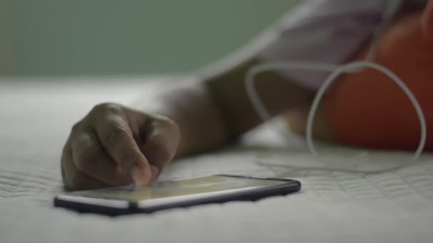 Mano Mujer Usando Teléfono Inteligente Móvil Con Auriculares Desplazándose Pantalla — Vídeos de Stock