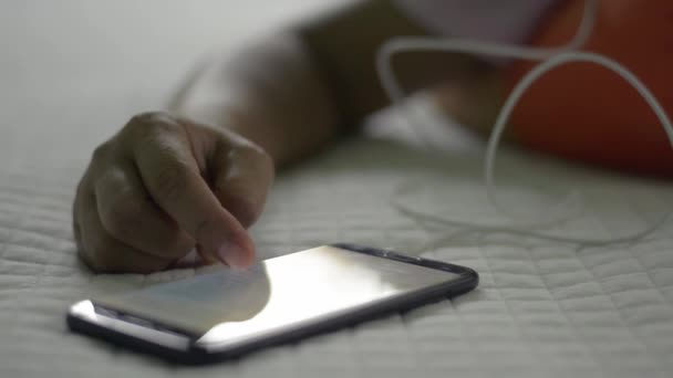 Kadının Eli Cep Telefonu Kullanıyor Yatakta Yatarken Sosyal Medyada Sörf — Stok video