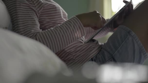 Femme Relaxante Utilisant Une Tablette Numérique Avec Des Applications Médias — Video