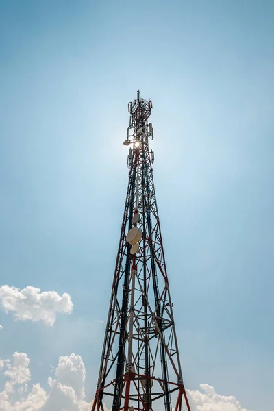 Anteny Telekomunikacji Anteny Telefonu Komórkowego Antena Satelitarna Niebieski Niebo Tle — Zdjęcie stockowe