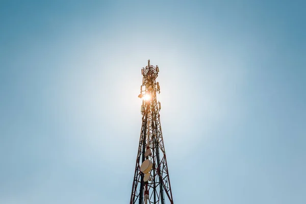 Anteny Telekomunikacji Anteny Telefonu Komórkowego Antena Satelitarna Niebieski Niebo Tle — Zdjęcie stockowe