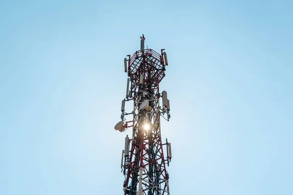 Cep telefonu antenler ve arka planda mavi gökyüzü ile uydu anteni ile Telekomünikasyon Televizyon antenler