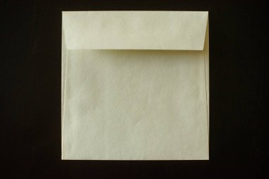 siyah arka plan üzerine mektup zarf. mock-up tasarımınız için. düz lay.