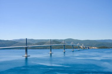 Hırvatistan 'daki Peljesac Köprüsü Adriyatik Denizi' ni Açık Güneşli bir günde Anakarayı Manzara Sahil Manzarası 'ndaki Yarımadaya Bağlıyor