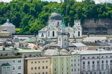 Kapuzinerberg 'den Hohensalzburg Kalesi ile Eski Salzburg' un manzarası
