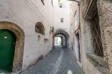 Dar kaldırımlı orta çağ sokağı Steingasse, Salzburg, Avusturya
