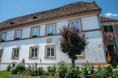 Poellau, Styria, Avusturya 'daki ana meydan boyunca tarihi evler ve cepheler