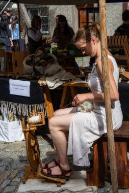 Çek Cumhuriyeti, Krumlov 'daki Yerel Markette Dönen Tekerlekli Kız 