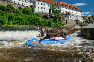 Krumlov 'daki Vlatava Nehri' nde Rafting ve kano eğlencesi