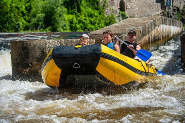 Krumlov 'daki Vlatava Nehri' nde Rafting ve kano eğlencesi