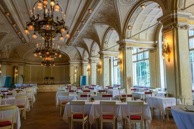 Semmering 'in trenle ulaşılabilir hale getirilmesinden sonra ünlü büyük otel Suedbahnhotel' in iç manzarası 1882 yılında açıldı. Otel işi 1960 'larda bitti..