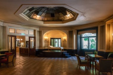 Semmering 'in trenle ulaşılabilir hale getirilmesinden sonra ünlü büyük otel Suedbahnhotel' in iç manzarası 1882 yılında açıldı. Otel işi 1960 'larda bitti..