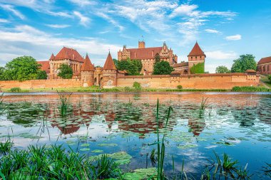 Günbatımında Nogat nehri üzerindeki Malbork kalesi, Polonya