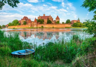 Günbatımında Nogat nehri üzerindeki Malbork kalesi, Polonya