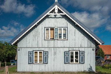 Litvanya 'nın Nida kentindeki geleneksel balıkçı evi. Nida, Litvanya 'da bir tatil köyüdür. Curonian Gölü ile Baltık Denizi arasındaki Curonian Tükürüğünün üzerinde yer alıyor.. 