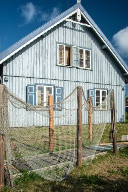 Litvanya 'nın Nida kentindeki geleneksel balıkçı evi. Nida, Litvanya 'da bir tatil köyüdür. Curonian Gölü ile Baltık Denizi arasındaki Curonian Tükürüğünün üzerinde yer alıyor.. 