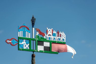 Ünlü renkli ahşap oyma rüzgar gülü Nida, Litvanya 'da