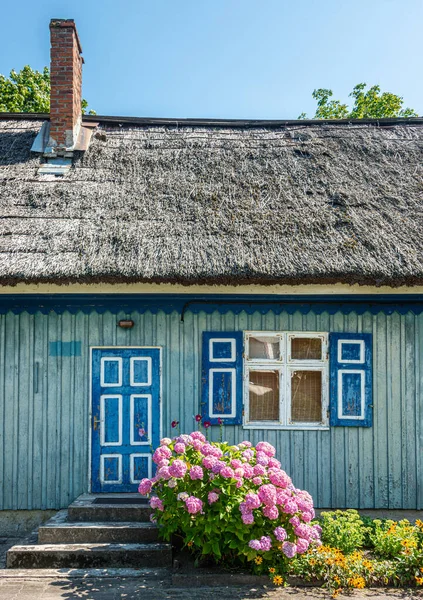 아니아 니다에 전통적 어부의 집입니다 Nida 리투아니아의 휴양지이다 쿠로니 석호와 — 스톡 사진