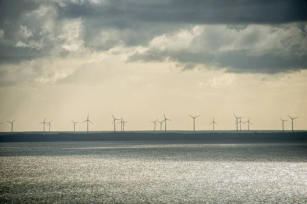 Curonian Spit 'teki açık deniz rüzgar çiftliği. Baltık Denizi 'nin sularında rüzgar türbini