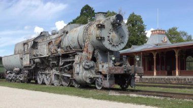 Haapsalu şehrindeki demiryolu müzesi. Ön planda eski lokomotif ve tren istasyonu var.. 