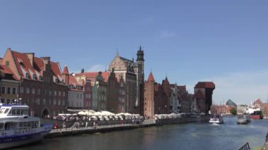 Gdansk, Polonya 'daki Motlawa nehrinin güzel manzarası. Gdansk, güzel mimarisi ile Polonya Pomeranya 'nın tarihi başkentidir..