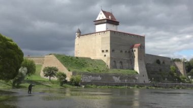 Estonya 'daki Narva Kalesi' nin panoramik manzarası ve Rusya 'daki Ivangorod Casle