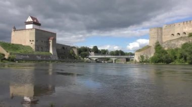 Estonya 'daki Narva Kalesi' nin panoramik manzarası ve Rusya 'daki Ivangorod Casle