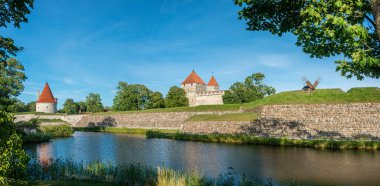 Saaremaa adasındaki Kuressaare Piskoposluk Kalesi 'nin manastırı. Kuressaare Kalesi ile ilgili ilk yazılı mesaj 1381 yılına ait..