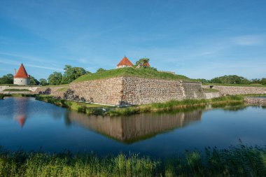 Saaremaa adasındaki Kuressaare Piskoposluk Kalesi 'nin manastırı. Kuressaare Kalesi ile ilgili ilk yazılı mesaj 1381 yılına ait..